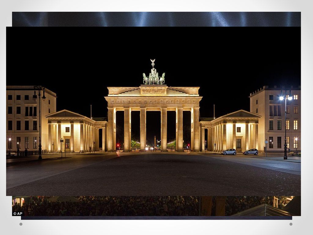 Brandenburská brána Významná symbolika Berlína Stojí v centre mesta