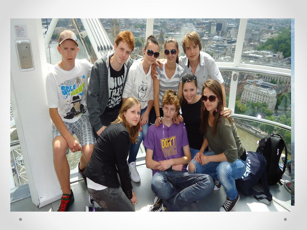 London Eye Pozostáva z 32 kabínok, z ktorých si cestujúci môžu užiť 360-stupňovú panorámu na Londýn.